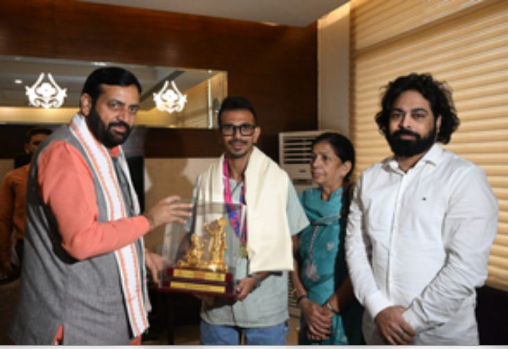 हरियाणा के सीएम नायब सिंह टी20 विश्व कप विजेता टीम के खिलाड़ी चहल से मिले 