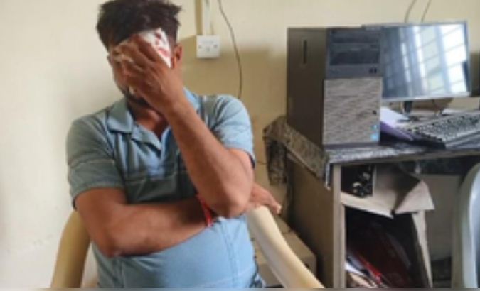 गुजरात: टीचर ने छात्रा को छेड़ा, लोगों ने स्कूल में घुसकर जमकर पीटा 