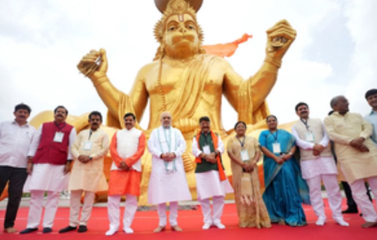 अमित शाह पहुंचे इंदौर, पितरेश्वर हनुमान मंदिर में की पूजा-अर्चना