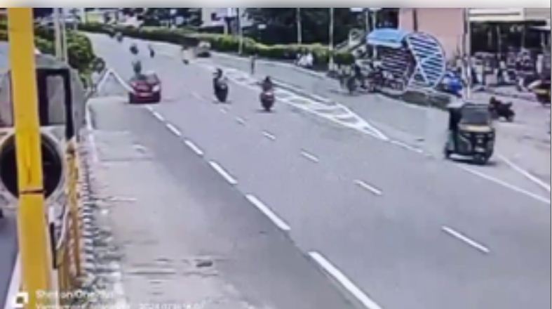 तेलंगाना में फोन पर बात करते हुए सड़क पार कर रहा था शख्स, कार से टक्कर में हुई मौत