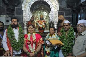 आषाढ़ी एकादशी पर महाराष्ट्र के सीएम शिंदे ने परिवार संग की पूजा-अर्चना आषाढ़ी एकादशी पर महाराष्ट्र के सीएम शिंदे ने परिवार संग की पूजा-अर्चना