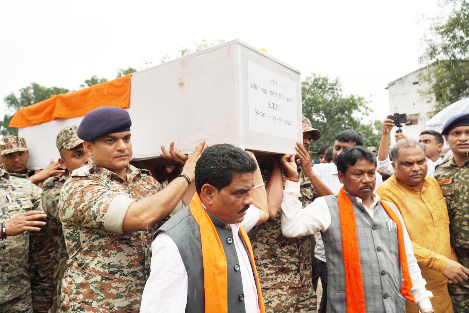 बीजापुर में शहीद जवानों को दी श्रद्धांजलि बीजापुर में शहीद जवानों को दी श्रद्धांजलि