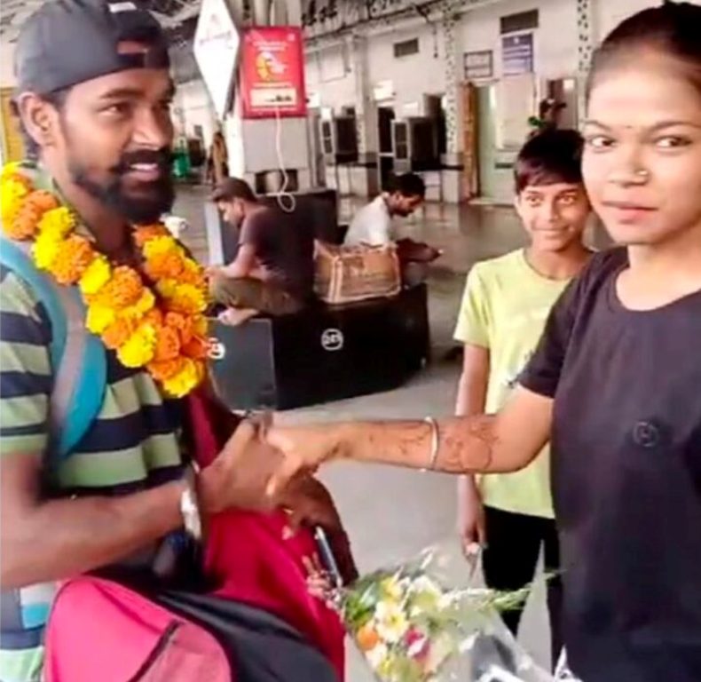 कोरबा स्टेशन के कुली दीपक ने पॉवर लिफ्टिंग में चैंपियन का ताज जीता कोरबा स्टेशन के कुली दीपक ने पॉवर लिफ्टिंग में चैंपियन का ताज जीता