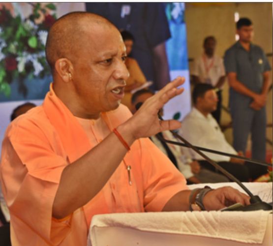 यूपी में कांवड़ियों को लेकर सीएम योगी का बड़ा आदेश, यात्रा मार्ग पर खाने पीने की दुकानों पर लगानी होगी 'नेमप्लेट' 