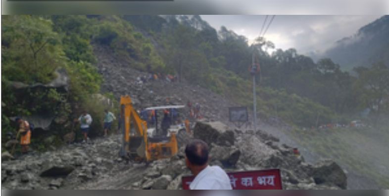 उत्तरकाशी के गंगोत्री नेशनल हाईवे-34 पर पहाड़ से गिरा मलबा, वाहनों की आवाजाही ठप 