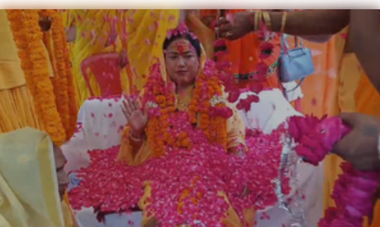 प्रयागराज: किन्नर समाज ने धूमधाम से मनाया गुरु पूर्णिमा पर्व, महामंडलेश्वर बोलीं- 'गुरु सर्वोपरि' 