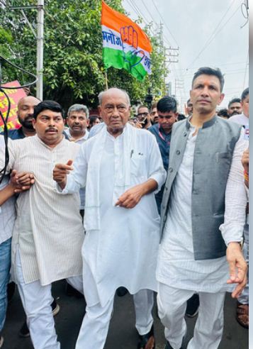 एमपी में उठी दुकानों के बाहर नेम प्लेट लगाने की मांग, कांग्रेस बोली- दलितों के खिलाफ है यह कदम