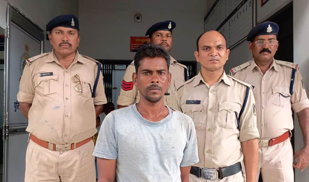 पत्नी को उसके प्रेमी के घर में घुसकर मार डाला, जंगल में छिपा आरोपी गिरफ्तार पत्नी को उसके प्रेमी के घर में घुसकर मार डाला, जंगल में छिपा आरोपी गिरफ्तार