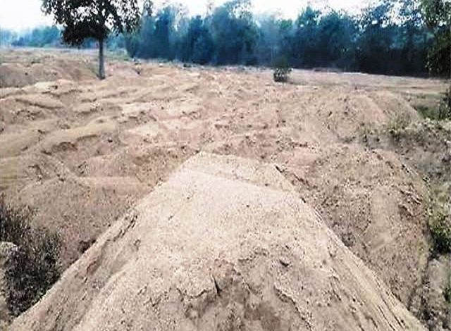 कोरबा में नदी खोदकर माफिया मनमाने दाम बेच रहे रेत, प्रशासन मूक दर्शक