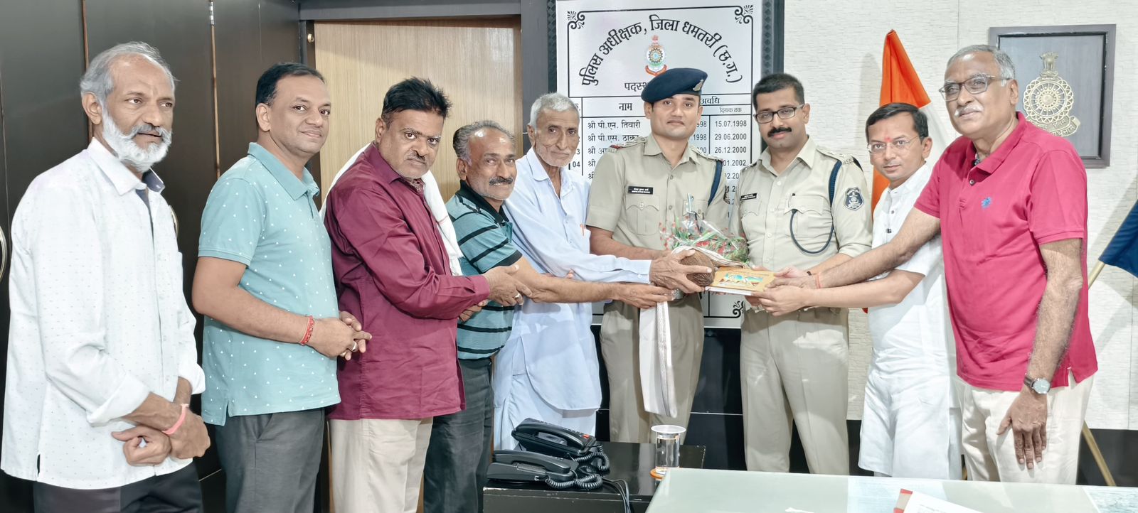 समुद्र में कूद कर जान बचाने वाले निरीक्षक शर्मा का सर्व गुजराती समाज ने किया सम्मान समुद्र में कूद कर जान बचाने वाले निरीक्षक शर्मा का सर्व गुजराती समाज ने किया सम्मान