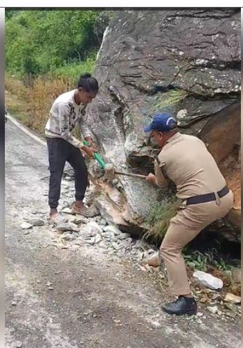 समय पर नहीं पहुंची जेसीबी, पुलिसकर्मी ने हथौड़े से बोल्डर तोड़कर चालू किया मार्ग 