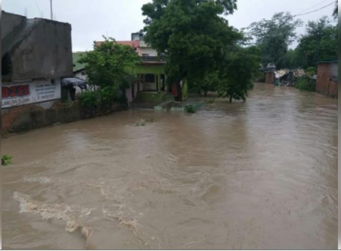 मध्य प्रदेश में जोरदार बारिश ने बढ़ाई लोगों की मुसीबतें मध्य प्रदेश में जोरदार बारिश ने बढ़ाई लोगों की मुसीबतें