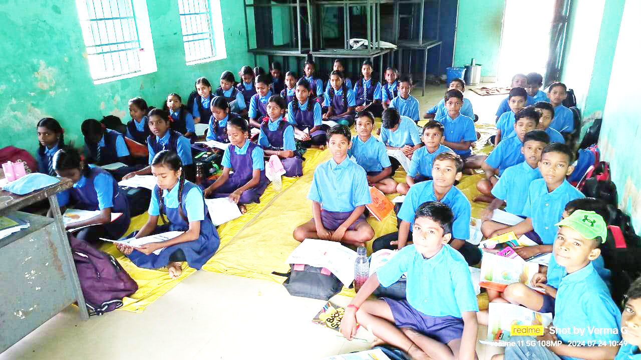 मतगणना के बाद स्कूूलों की टेबल कुर्सियां लौटाना भूल गए,  बच्चे जमीन पर बैठकर पढऩे मजबूर 
