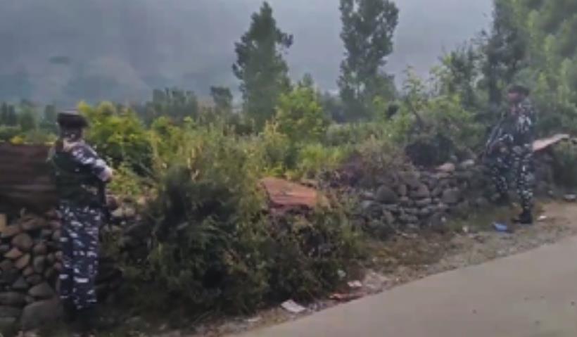 जम्मू-कश्मीर : कुपवाड़ा में मुठभेड़ में एक आतंकी ढेर, दो जवान घायल जम्मू-कश्मीर : कुपवाड़ा में मुठभेड़ में एक आतंकी ढेर, दो जवान घायल