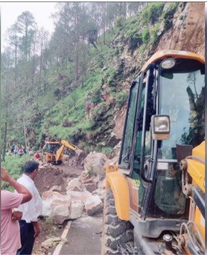 उतरकाशी-लम्बगांव मोटर मार्ग पर अयार खाल के पास पहाड़ से गिरे चट्टान, यातायात ठप उतरकाशी-लम्बगांव मोटर मार्ग पर अयार खाल के पास पहाड़ से गिरे चट्टान, यातायात ठप