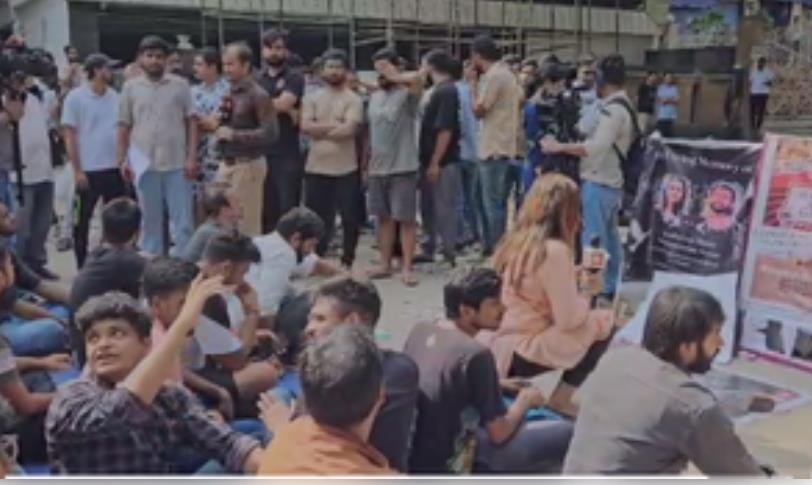 यूपीएससी कोचिंग सेंटर के बाहर धरने पर डटे छात्र, मृतकों के परिवारों के लिए एक-एक करोड़ मुआवजे की मांग यूपीएससी कोचिंग सेंटर के बाहर धरने पर डटे छात्र, मृतकों के परिवारों के लिए एक-एक करोड़ मुआवजे की मांग