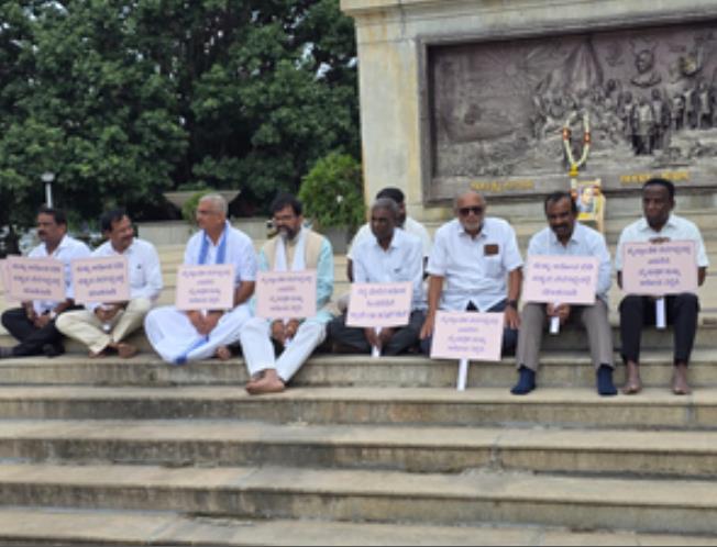 कर्नाटक : भोवी निगम घोटाले में आरोपों के खिलाफ भाजपा सांसद कोटा श्रीनिवास पुजारी का प्रदर्शन कर्नाटक : भोवी निगम घोटाले में आरोपों के खिलाफ भाजपा सांसद कोटा श्रीनिवास पुजारी का प्रदर्शन