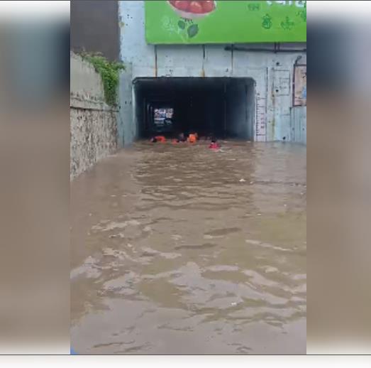 भारी बारिश से गुजरात बेहाल, मेहसाणा से साबरकांठा तक लोग पानी में फंसे 