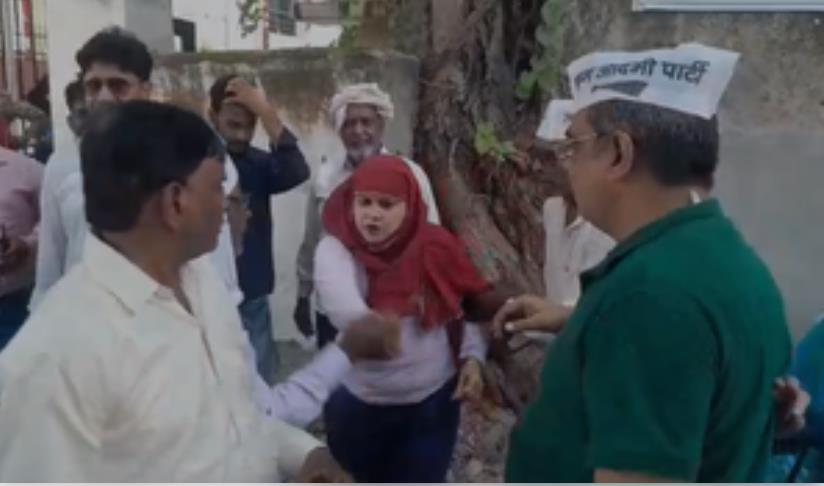 अलीगढ़ में आप की महिला कार्यकर्ता ने की पार्टी के पदाधिकारी की पिटाई, शोषण का लगाया आरोप अलीगढ़ में आप की महिला कार्यकर्ता ने की पार्टी के पदाधिकारी की पिटाई, शोषण का लगाया आरोप
