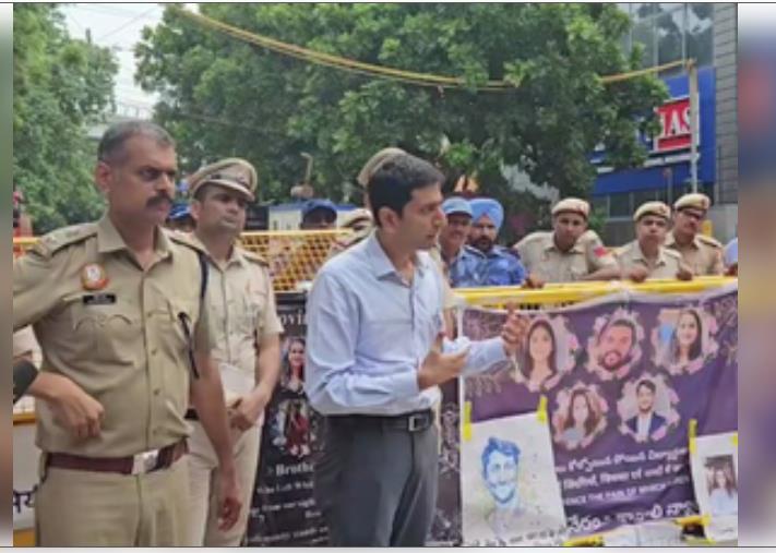 एमसीडी अधिकारी ने प्रदर्शनकारी छात्रों से धरना खत्म करने की अपील की एमसीडी अधिकारी ने प्रदर्शनकारी छात्रों से धरना खत्म करने की अपील की