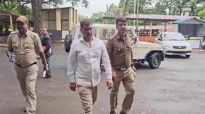 कर्नाटक के बेलगावी में फर्जी सीबीआई अधिकारी गिरफ्तार, नौकरी का झांसा देकर करता था ठगी कर्नाटक के बेलगावी में फर्जी सीबीआई अधिकारी गिरफ्तार, नौकरी का झांसा देकर करता था ठगी