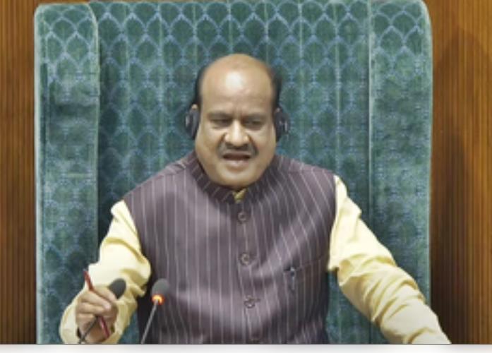 जाति जनगणना की मांग को लेकर विपक्षी दलों का लोकसभा में हंगामा जाति जनगणना की मांग को लेकर विपक्षी दलों का लोकसभा में हंगामा