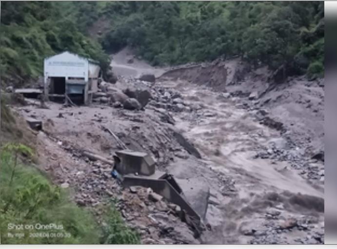 कुल्लू में बादल फटने के बाद सात लोग लापता, घरों को पहुंचा नुकसान, मलाना डैम में पड़ी दरार कुल्लू में बादल फटने के बाद सात लोग लापता, घरों को पहुंचा नुकसान, मलाना डैम में पड़ी दरार