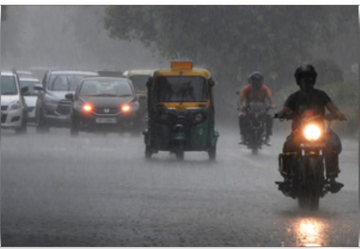 दिल्ली-एनसीआर में बारिश बनी आफत, 3 हजार लोगों ने फोन पर मांगी मदद, 10 की मौत दिल्ली-एनसीआर में बारिश बनी आफत, 3 हजार लोगों ने फोन पर मांगी मदद, 10 की मौत