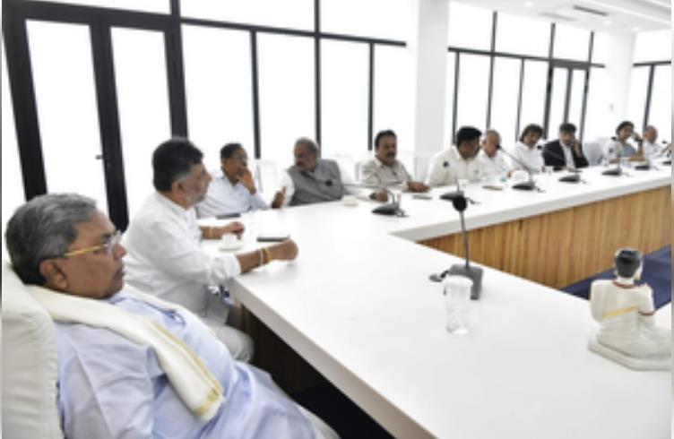 कर्नाटक : ‘भूमि घोटाले’ पर राज्यपाल के नोटिस के बाद सीएम सिद्दारमैया ने मंत्रिमंडल की बैठक बुलाई कर्नाटक : ‘भूमि घोटाले’ पर राज्यपाल के नोटिस के बाद सीएम सिद्दारमैया ने मंत्रिमंडल की बैठक बुलाई
