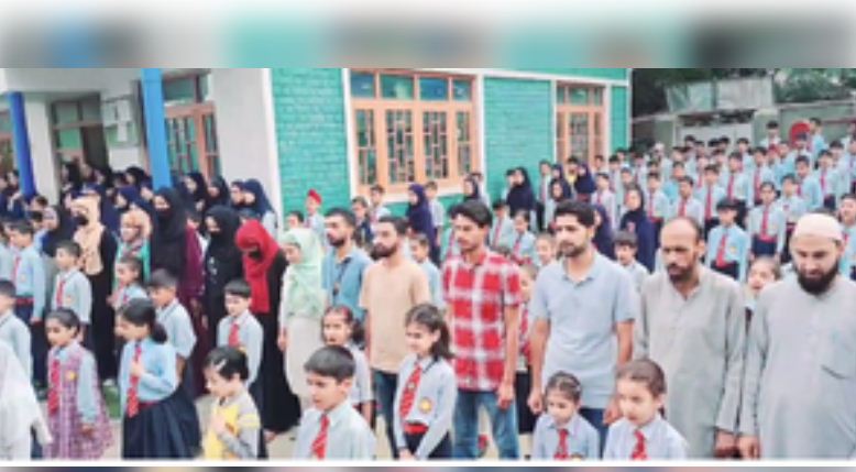 कश्मीर में तंगधार के बॉर्डर क्षेत्र कर्नाह के ड्रीम वैली इंस्टीट्यूट में राष्ट्रगान की गूंज ने मोहा मन 