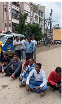 टिकरापारा में जेल से छूटे बदमाश ने ब्लेड मारा, लोगों ने चक्का जाम किया
