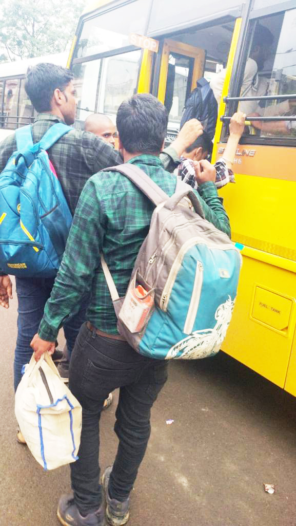 दुर्घटना के चलते दूसरे स्टेशन में फंसे यात्रियों के लिए रेलवे ने की विशेष बस सेवा दुर्घटना के चलते दूसरे स्टेशन में फंसे यात्रियों के लिए रेलवे ने की विशेष बस सेवा