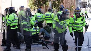 ब्रिटेन में हिंसक प्रदर्शन के दौरान 90 से अधिक लोगों को किया गया गिरफ़्तार