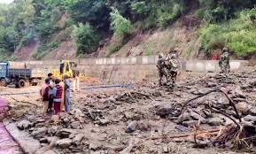 जम्मू-कश्मीर में बादल फटा, श्रीनगर-लेह राजमार्ग बंद जम्मू-कश्मीर में बादल फटा, श्रीनगर-लेह राजमार्ग बंद
