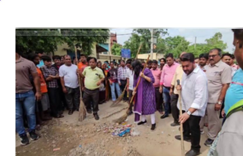 दिल्ली : भाजपा सांसदों ने झुग्गियों में की सफाई, आप सरकार के काम पर उठाये सवाल