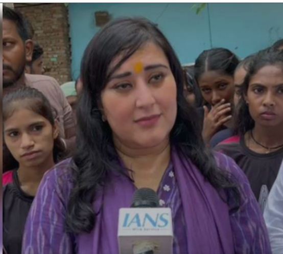 सपा अपने नेता पर सख्त से सख्त कार्रवाई करे : बांसुरी स्वराज 