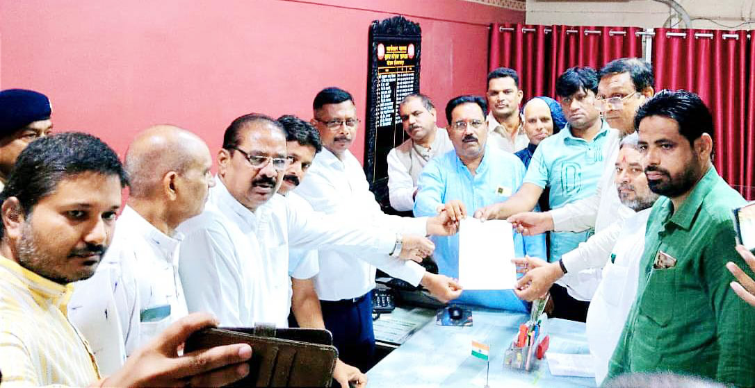 त्यौहारी सीजन में एक साथ 72 ट्रेनों को रद्द करने पर भडक़े कांग्रेसी, डीआरएम को सौंपा ज्ञापन त्यौहारी सीजन में एक साथ 72 ट्रेनों को रद्द करने पर भडक़े कांग्रेसी, डीआरएम को सौंपा ज्ञापन
