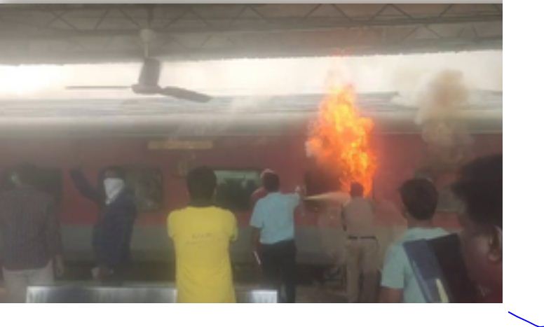 विशाखापट्टनम रेलवे स्टेशन पर हादसा, यात्री ट्रेन के कई कोच में लगी आग 