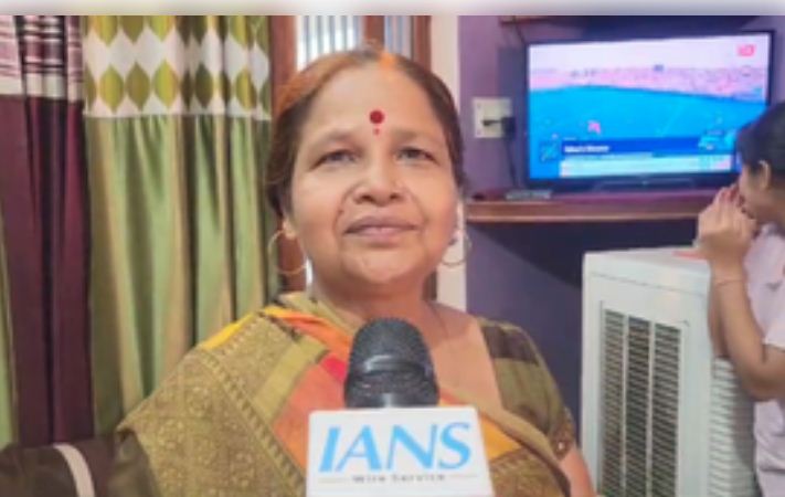 हॉकी में जीत के बाद ललित उपाध्याय की मां की आंखों से निकले खुशी के आंसू, मेडल का कलर बदलने की पूरी उम्मीद 