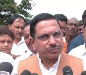 उद्धव ठाकरे हताश व निराश, करते हैं बचकानी बात : प्रह्लाद जोशी
