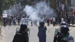 बांग्लादेश में पुलिस और प्रदर्शनकारियों के बीच झड़पों में 50 से अधिक लोगों की मौत बांग्लादेश में पुलिस और प्रदर्शनकारियों के बीच झड़पों में 50 से अधिक लोगों की मौत
