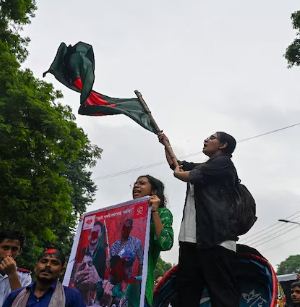 बांग्लादेश में प्रदर्शनकारियों ने ‘लॉन्ग मार्च टू ढाका’ का आह्वान किया, हिंसा में छह और लोगों की मौत