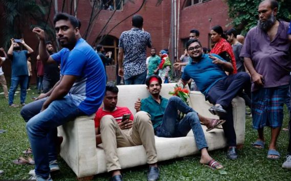 बांग्लादेश: शेख़ हसीना के घर से क्या-क्या उठा ले गए लोग