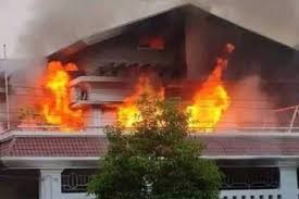 बांग्लादेश में अशांति के बीच उपद्रवियों ने मंदिरों, हिंदुओं के घरों में तोड़फोड़ की