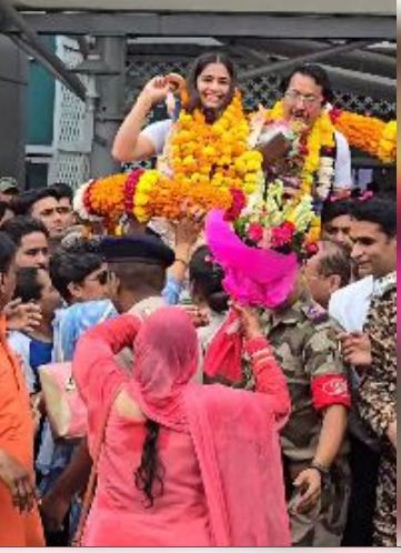 मनु भाकर भारत लौटीं, दिल्ली एयरपोर्ट पर हुआ भव्य स्वागत