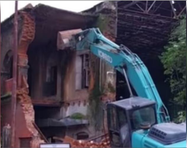 मध्य प्रदेश में जर्जर इमारतों पर बुलडोजर की कार्रवाई जारी