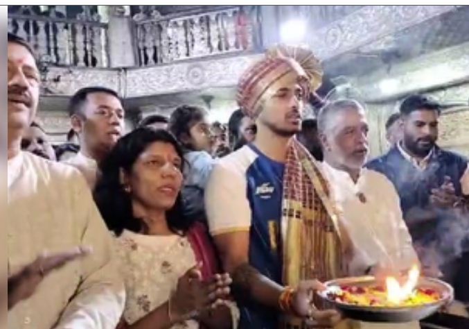 भारत लौटे पेरिस ओलंपिक पदक विजेता स्वप्निल, दगडूशेठ गणपति मंदिर में की पूजा-अर्चना