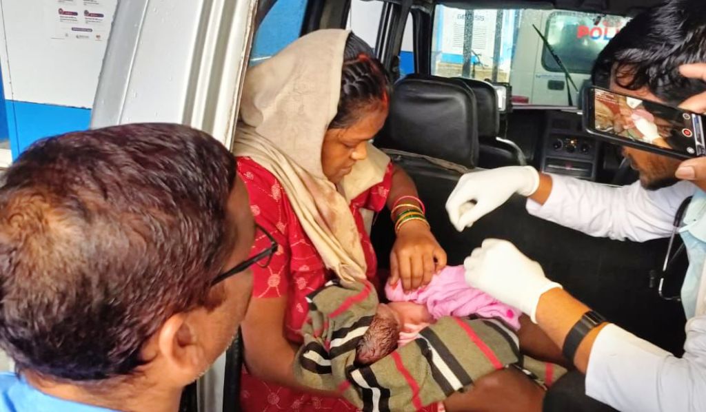 डायल 112 बना जीवनदायिनी, गर्भवती महिला की सुरक्षित डिलीवरी, जच्चा-बच्चा स्वस्थ डायल 112 बना जीवनदायिनी, गर्भवती महिला की सुरक्षित डिलीवरी, जच्चा-बच्चा स्वस्थ