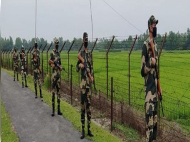 बांग्लादेशी घुसपैठियों को पश्चिम बंगाल सीमा पर बीएसएफ ने रोका