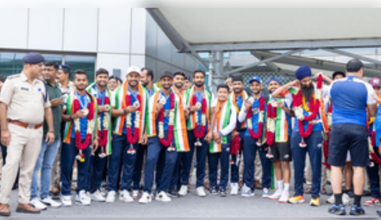 कांस्य पदक विजेता भारतीय हॉकी टीम का हवाई अड्डे पर भव्य स्वागत 
